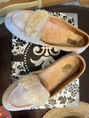 GUC blush beige  w/ pink stitching Uggs slippers shoes size 5